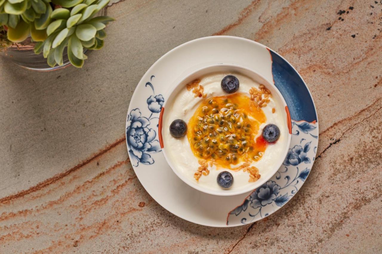 Pan Pacific London Hotel Exterior foto Yoghurt with honey and blueberries