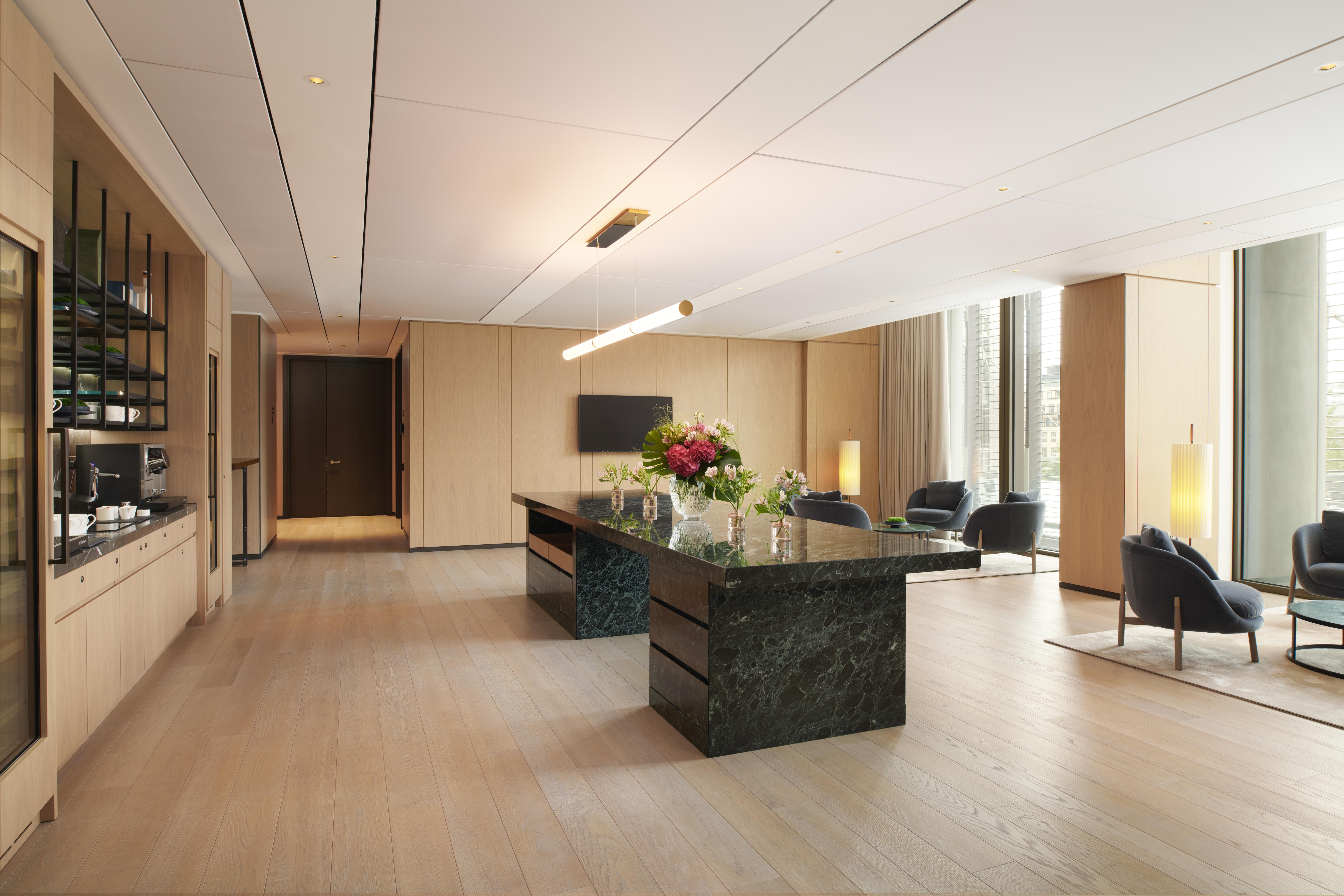 Pan Pacific London Hotel Exterior foto The kitchen and living room of the 1000-square-foot (93-square-metre) apartment