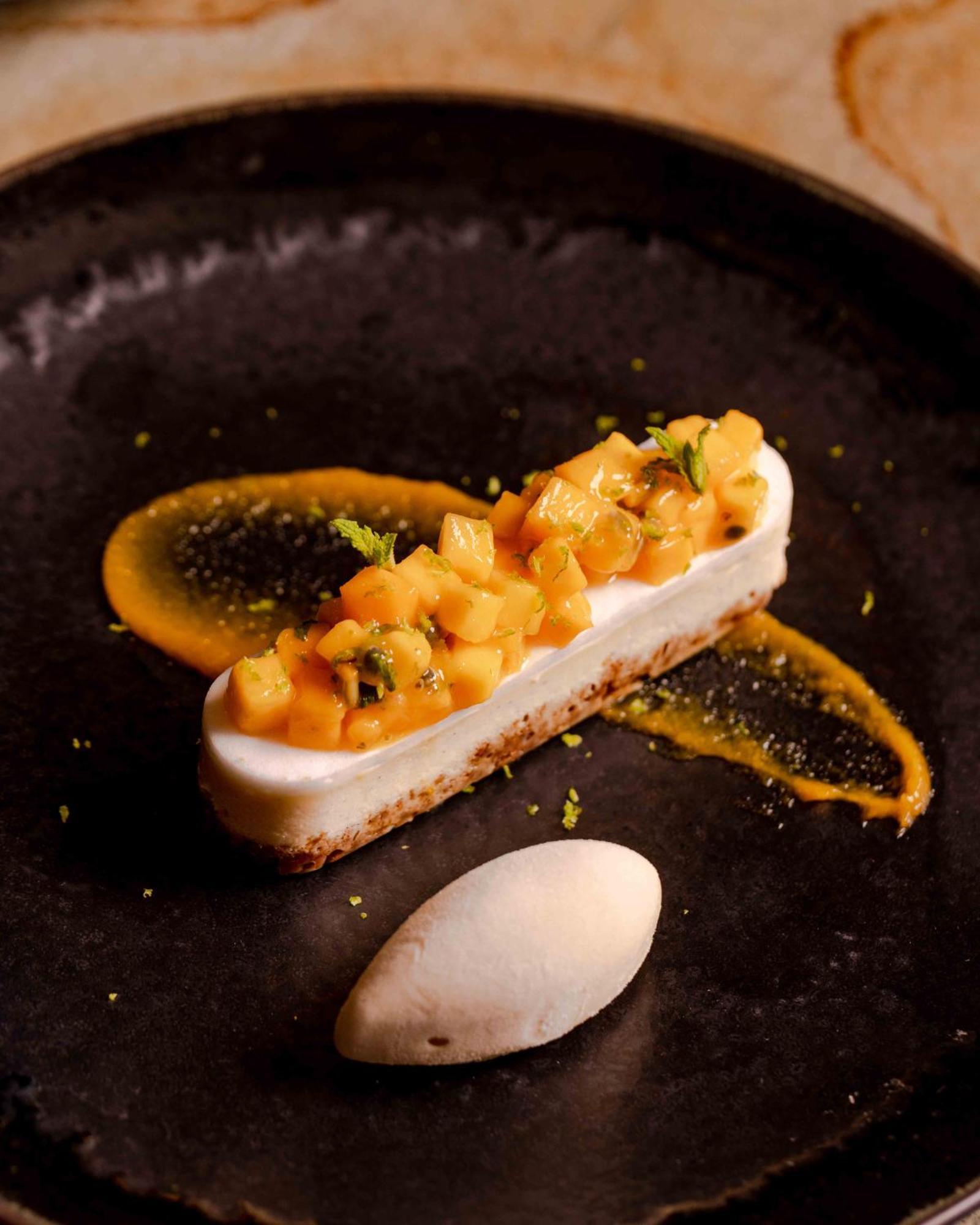 Pan Pacific London Hotel Exterior foto A cheesecake with passion fruit